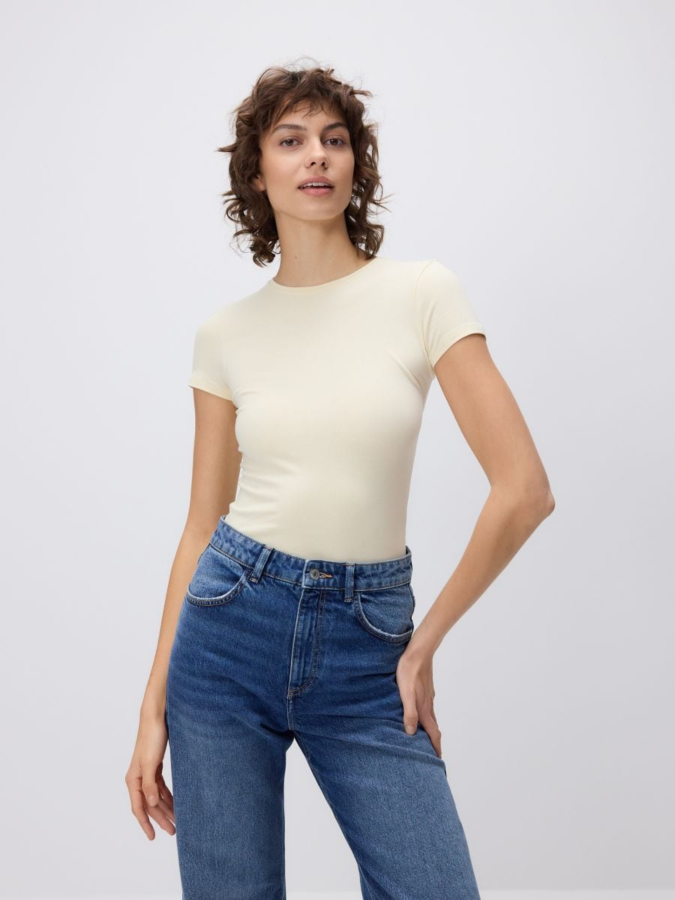 טי-שירט כותנה בגזרה צמודה.