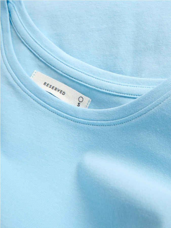 טי-שירט כותנה בגזרה צמודה.