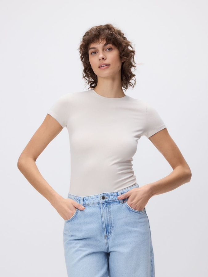 טי-שירט כותנה בגזרה צמודה.