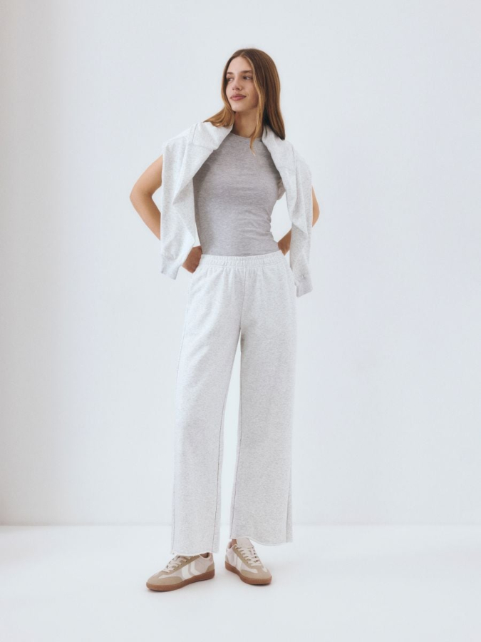 טי-שירט כותנה בגזרה צמודה.