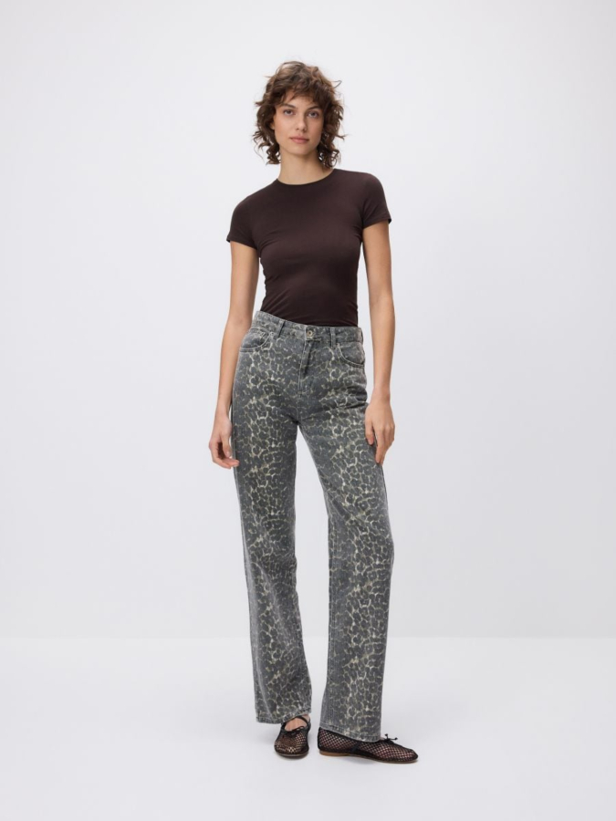 טי-שירט כותנה בגזרה צמודה.