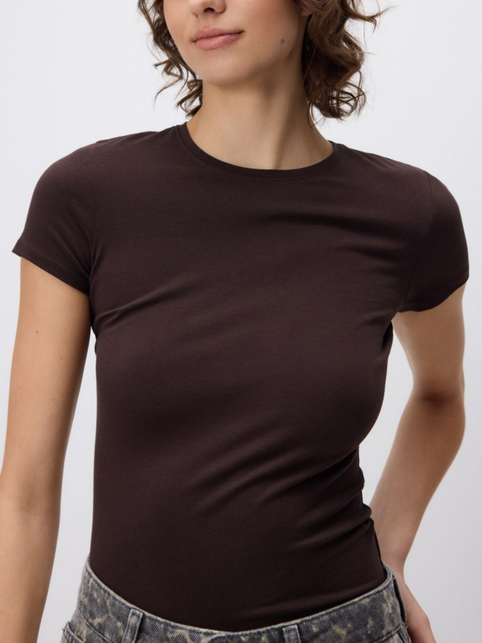 טי-שירט כותנה בגזרה צמודה.