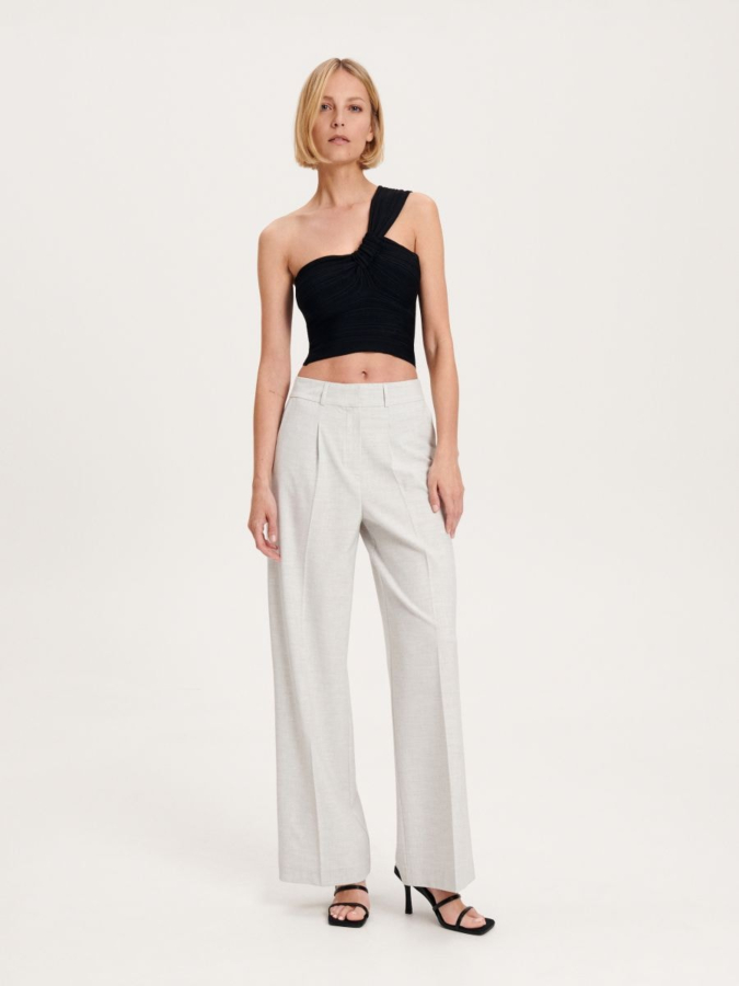 מכנסיים מחויטים